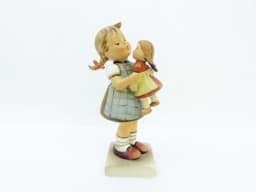 Bild von Goebel Hummel Figur, "Mädchen mit Puppe", 311 / 1955, Porzellanfigur